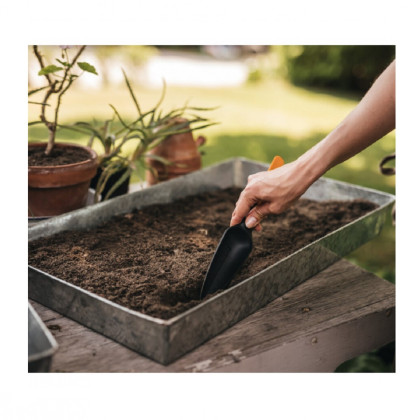 Lopatka na výsev semen černá - Fiskars - prodej zahradního nářadí - 1 ks